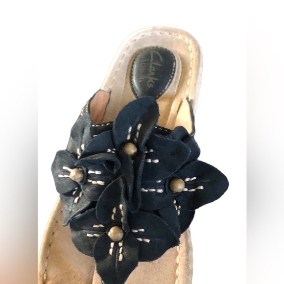 Clarks Artisan Leather Flower Petal Thong Sandal Sz. 10M Black Wedge Low Heel - Picture 4 of 7